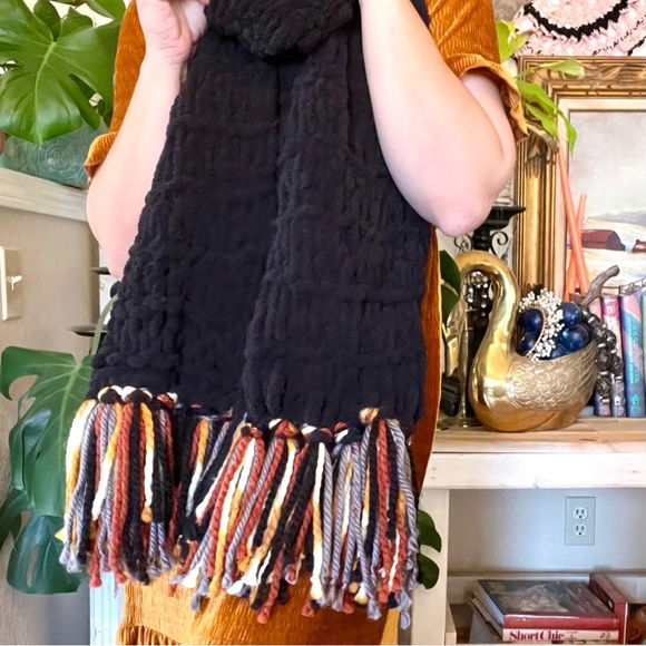 New! Handmade Black Knit Plush SUPER SOFT Oversize Scarf With Full Fringe - Picture 5 of 9